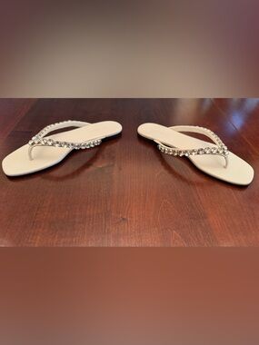 Tory Burch
Crystal Embellished Thong Sandals